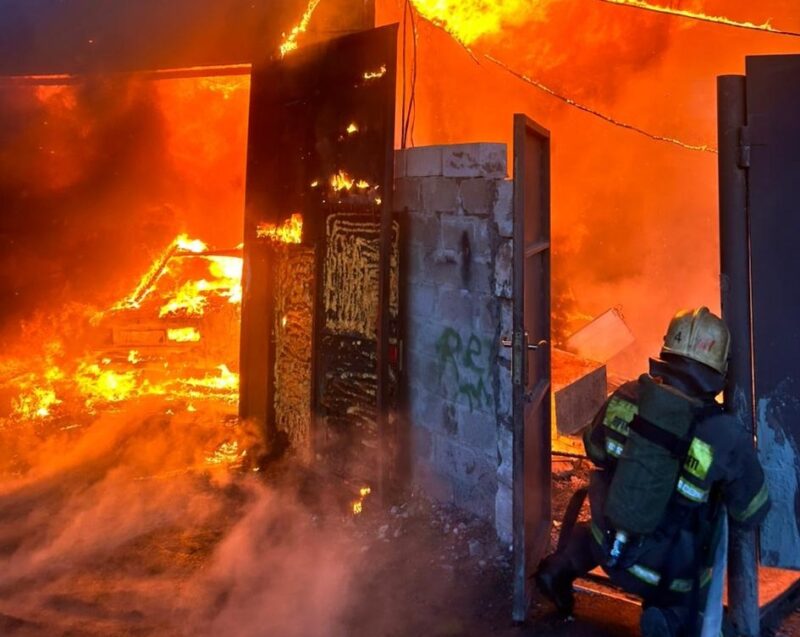 В Павлодаре загорелся гараж с автомобилями