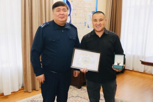 Спасший ребенка павлодарец получил награду от полицейских