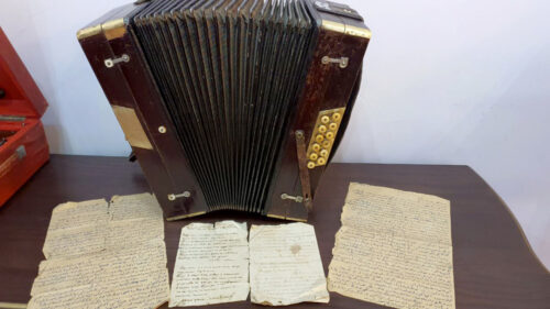 «Тайны Павлодара»: найдена 100-летня гармонь ученика Майры﻿