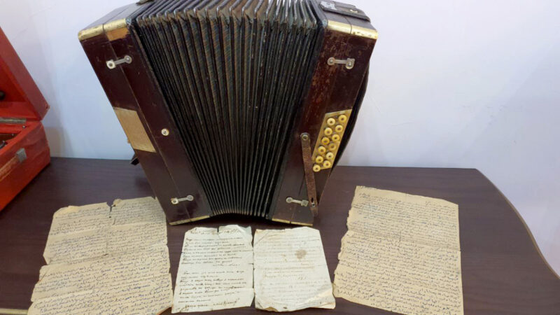 «Тайны Павлодара»: найдена 100-летня гармонь ученика Майры﻿