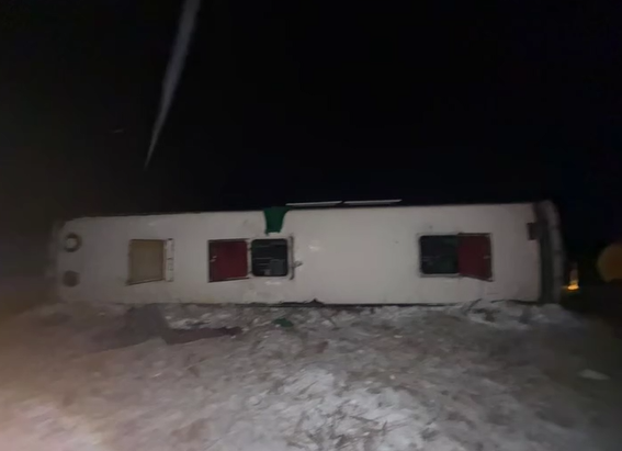 На трассе Павлодар-Кызылорда автобус вылетел в кювет: травмы получили 17 пассажиров