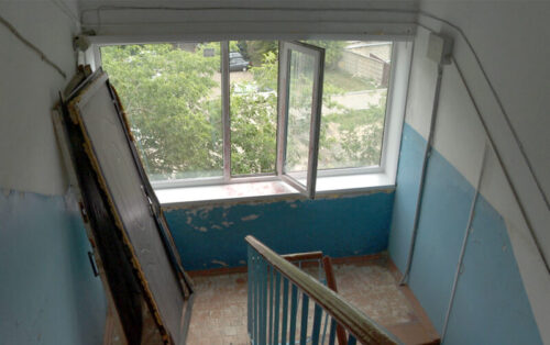 Мать выбросила детей из окна: суд в Павлодаре освободил женщину от уголовной ответственности