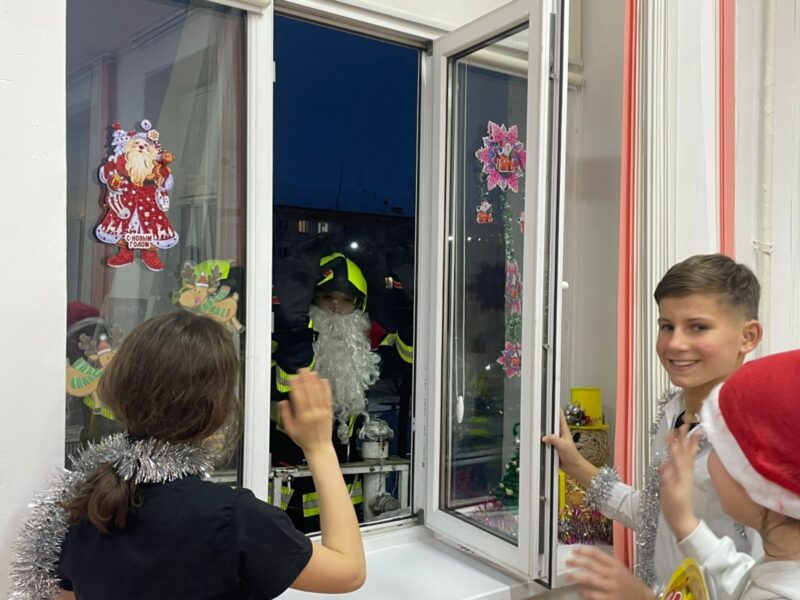 Пожарные Павлодара в костюмах Дедов Морозов поздравили детей из школы-интерната