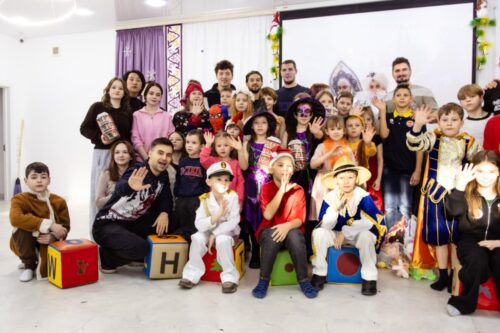 Павлодарские хоккеисты поздравили с Новым годом воспитанников детской деревни