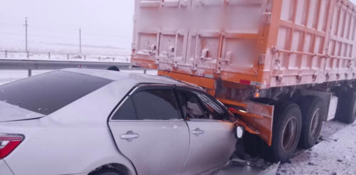 На трассе Павлодар-Кызылорда легковушка влетела в грузовик: два человека погибли