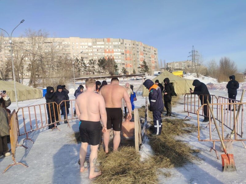 Более трех тысяч павлодарцев окунулись в прорубь на Крещение
