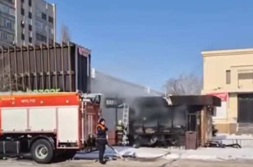 В Павлодаре сгорел киоск фастфуда на Ак. Чокина