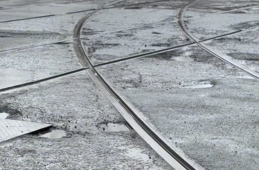 В Павлодаре начали заделывать ямы на дорогах