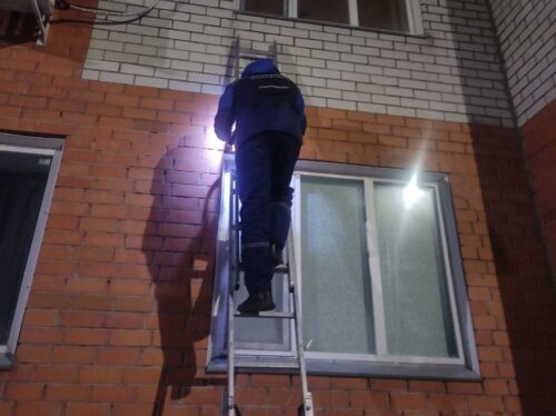 В Экибастузе маленький ребенок оказался заперт в квартире