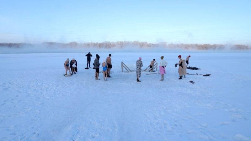 Холод не помеха: павлодарские моржи отмечают юбилей старейшего клуба страны