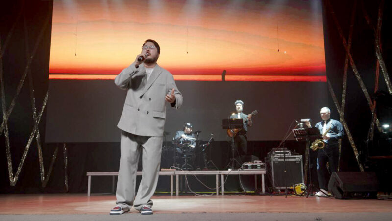 Мукагали зазвучал по-новому: артист филармонии покорил павлодарцев оригинальной подачей песни ﻿