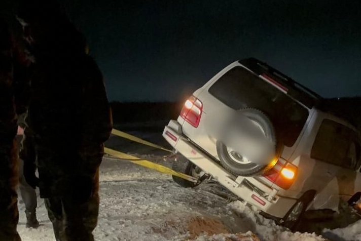 Павлодарские спасатели вытащили из кювета внедорожник россиян