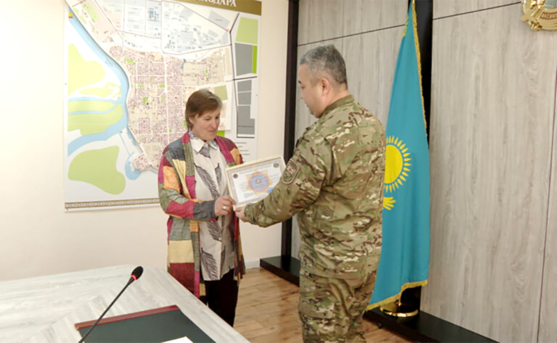 Учительница вывела колонну машин из бурана: в Павлодаре наградили отважную женщину