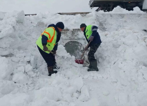 Паводок: на павлодарских трассах расчищают от снега и льда водопропускные трубы