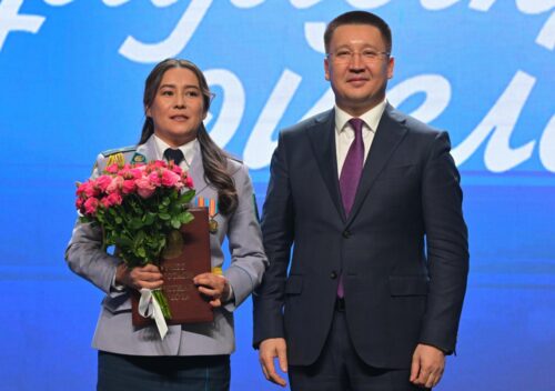 Асаин Байханов поздравил павлодарок с 8 Марта