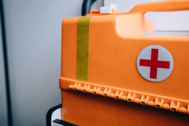 Непогода: в Павлодаре постаматом придавило мужчину