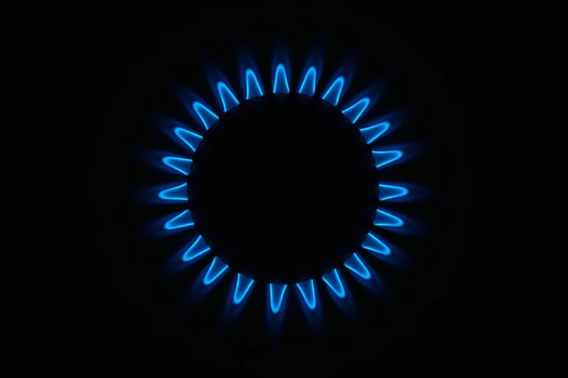 Три человека пострадали при взрыве газового баллона в Павлодарской области