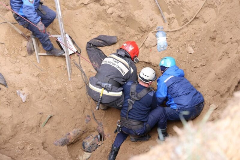 В Павлодаре пять человек засыпало землей: двое погибли