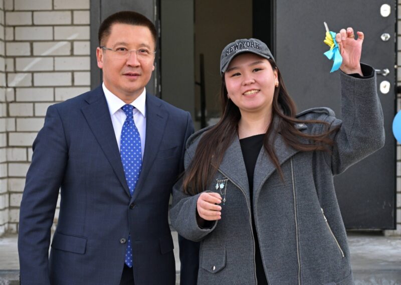 Асаин Байханов вручил ключи новоселам в Актогайском районе