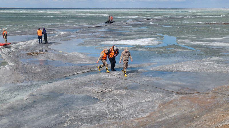 Лодку с рыбаками зажало льдинами на озере в Павлодарской области