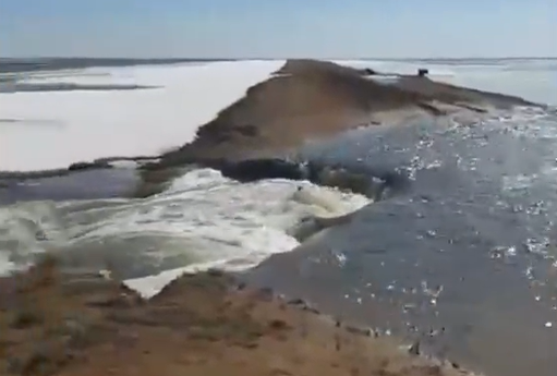 Паводок: в Павлодарской области размыло участок районной трассы