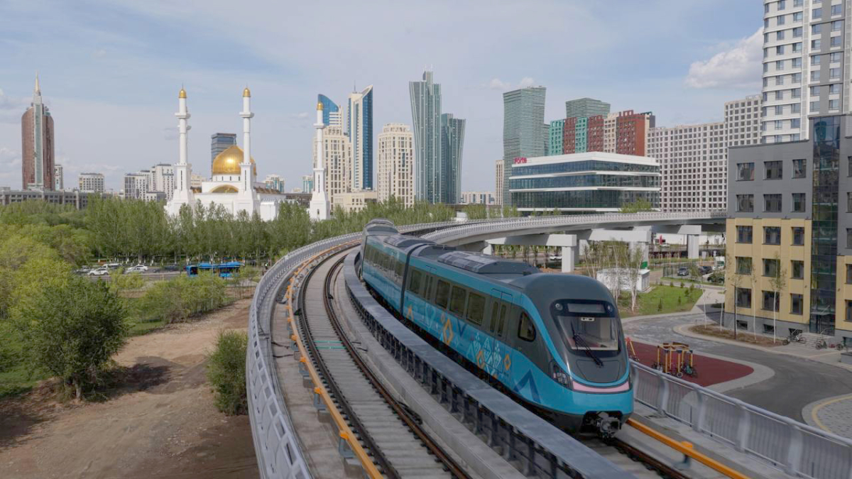 В Астане запускают скандальный LRT