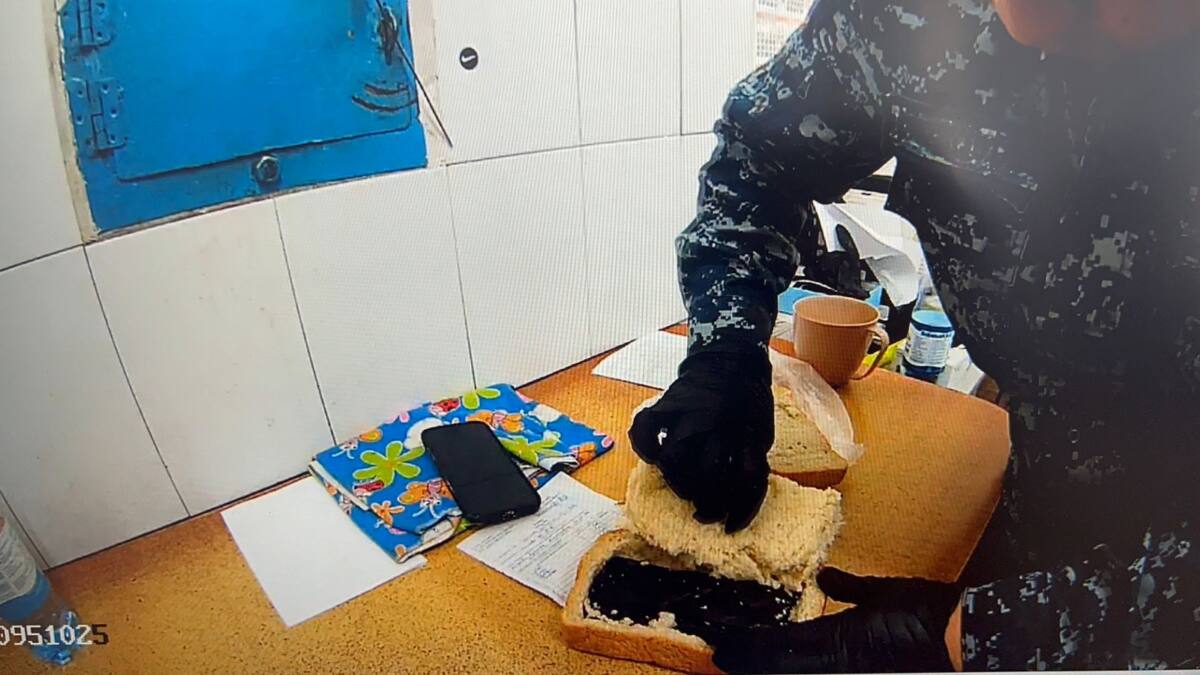 Телефон в хлебе пытались передать в колонию Павлодара