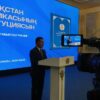 Асаин Байханов вручил представителям молодежи и интеллигенции издания Конституции РК