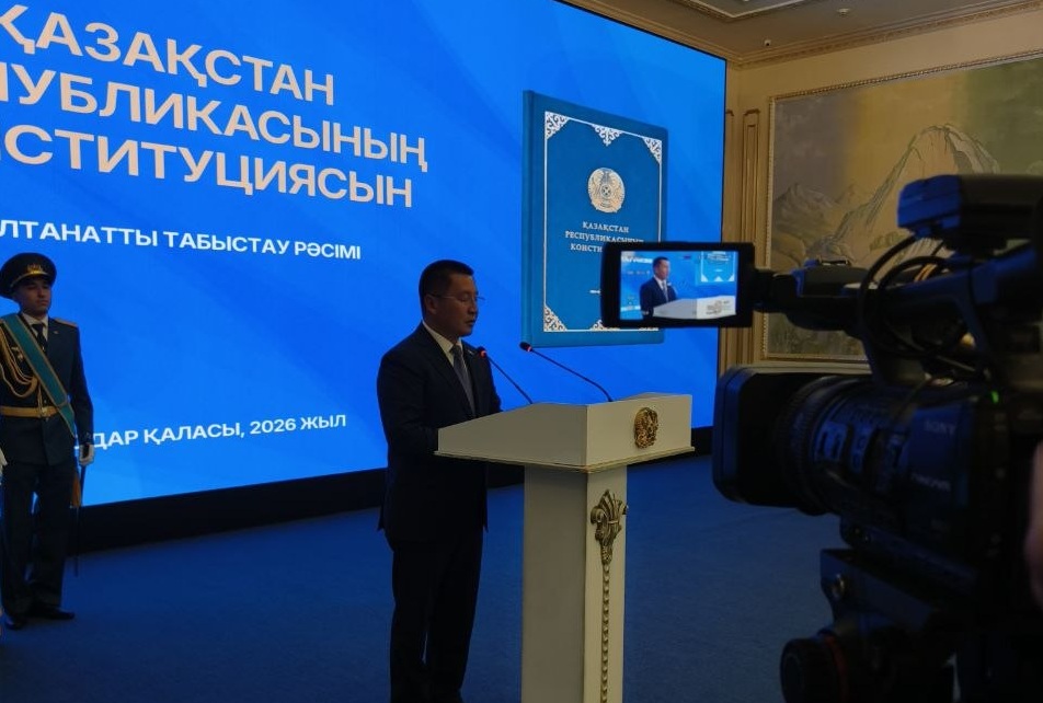 Асаин Байханов вручил представителям молодежи и интеллигенции издания Конституции РК