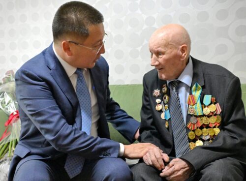 Асаин Байханов поздравил ветерана Великой Отечественной войны со 100-летием