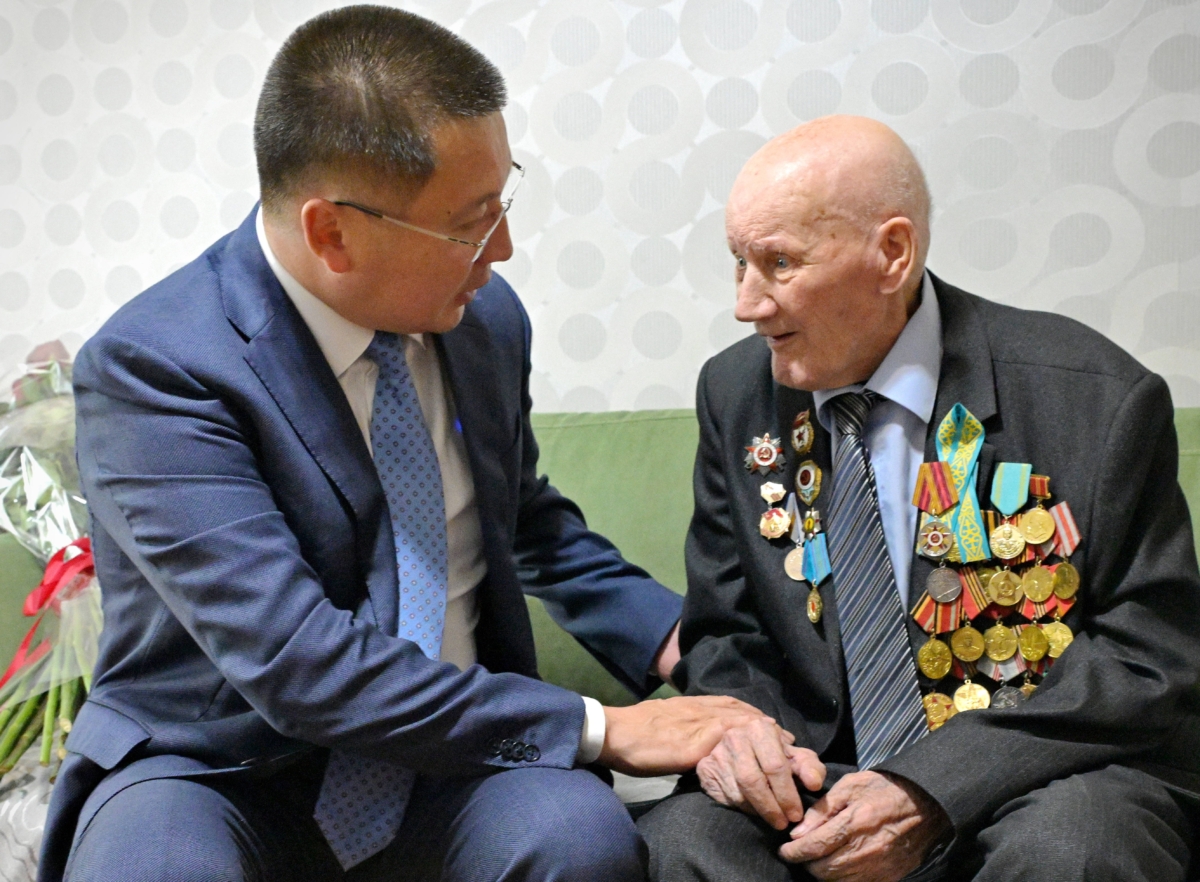 Асаин Байханов поздравил ветерана Великой Отечественной войны со 100-летием