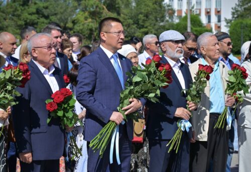 В Павлодаре возложили цветы к памятнику Абая