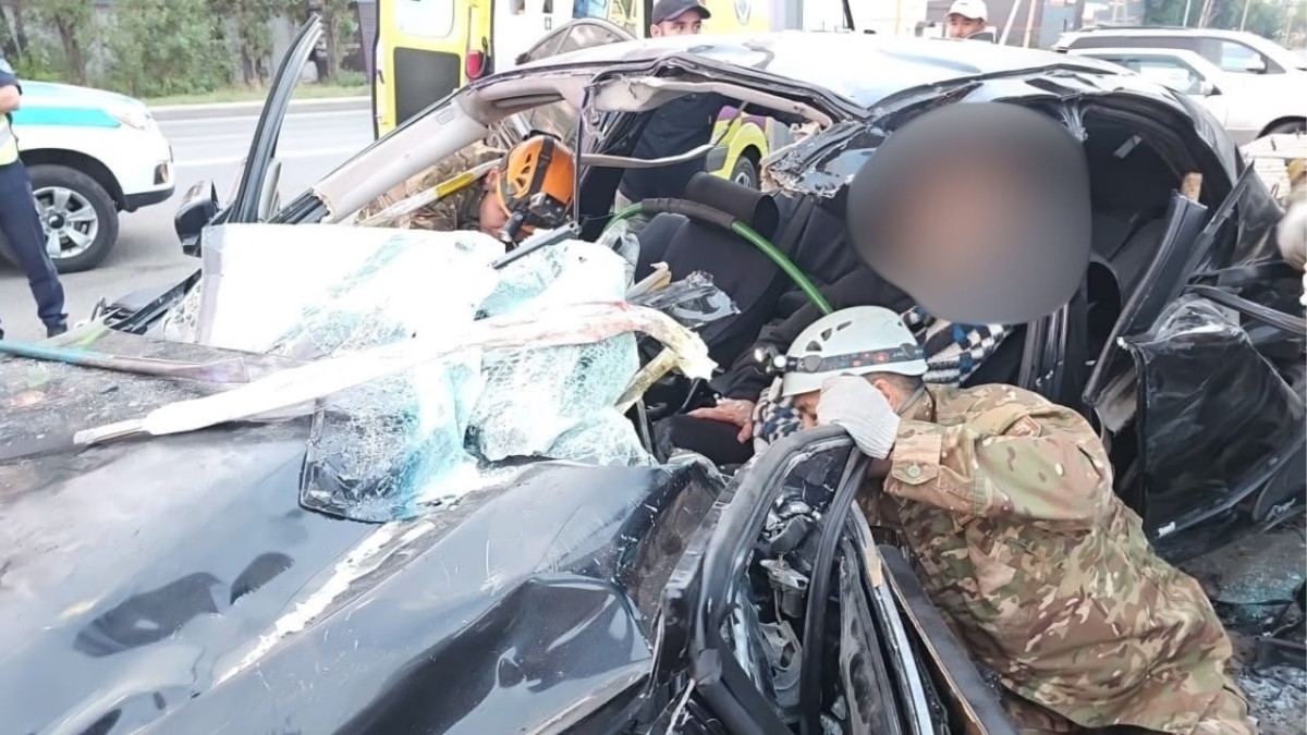 ДТП на Малой объездной в Павлодаре: водителя зажало в разбитом авто