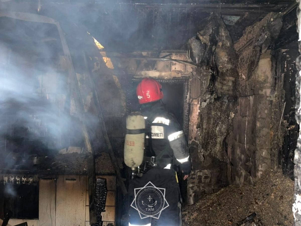В Павлодаре ночью загорелся частный дом