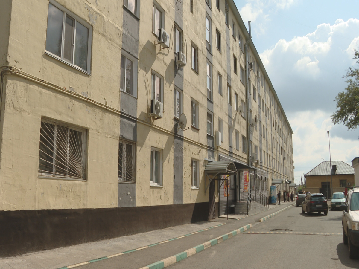 Модернизация жилья: новую краску с фасада павлодарской пятиэтажки смыло первым же дождем