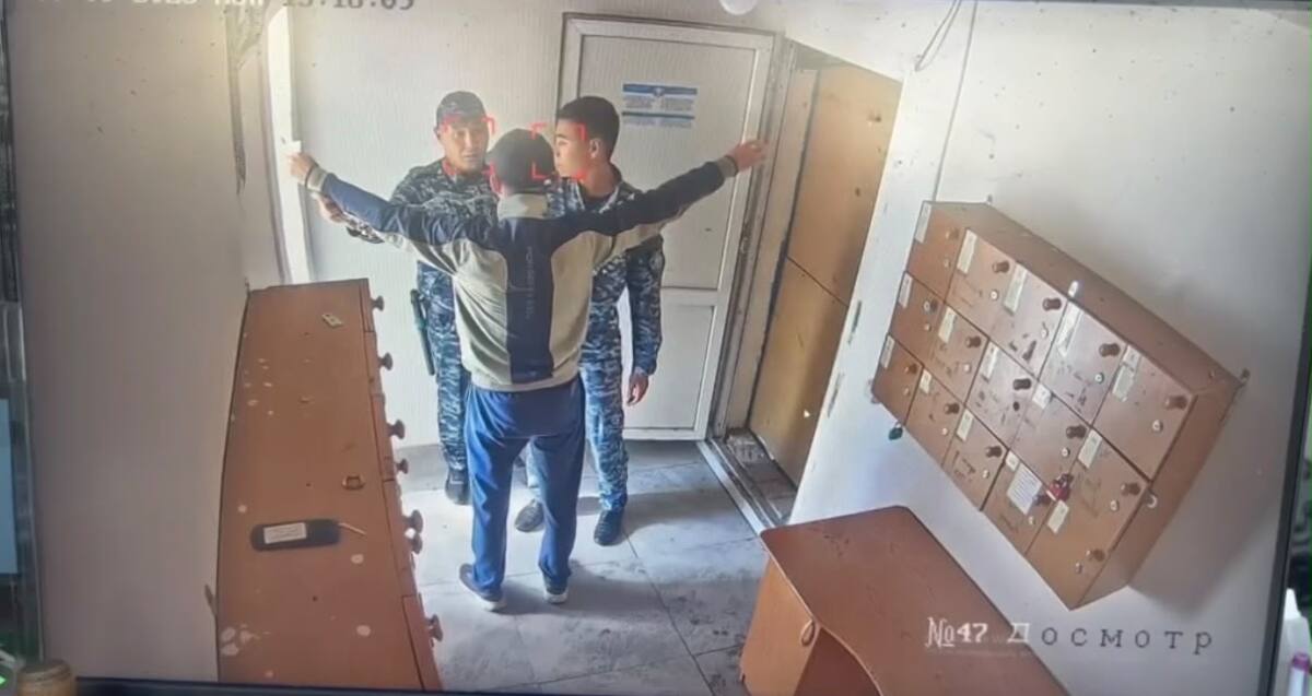 Осужденный пытался пронести телефон в колонию Экибастуза