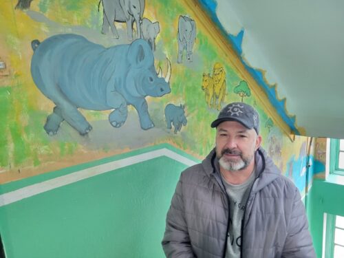 Искусство в подъезде: как павлодарец создал галерею на лестничной площадке